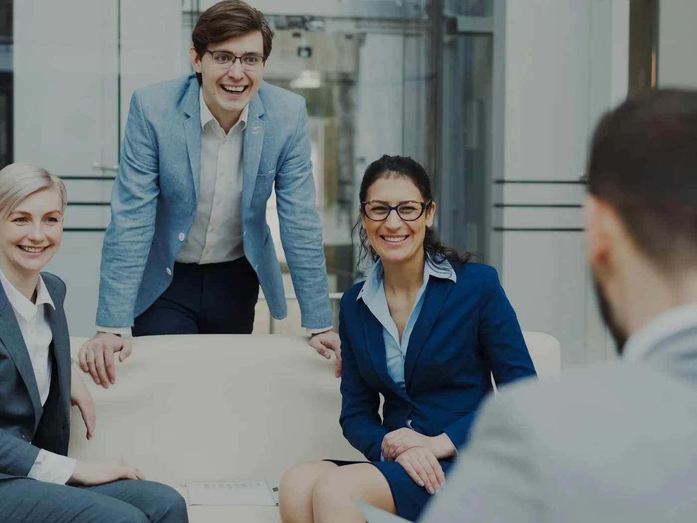 Equipo de profesionales sonriendo en una oficina moderna