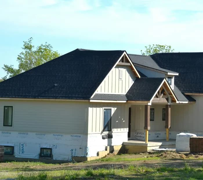 Vivienda nueva en etapa de construcción durante el día